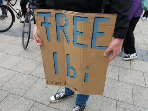 Pappschild mit "Free Ibi"