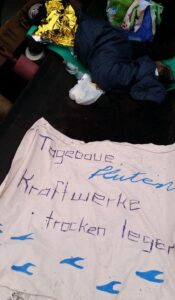 Ankettaktion mit Transparent "Tagebaue fluten, Kraftwerke trocken legen"